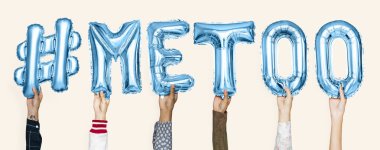 Kelime #metoo oluşturan mavi alfabe balonlar