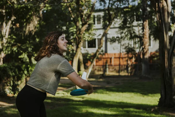 Aktive Frau Wirft Frisbee Den Park — Stockfoto