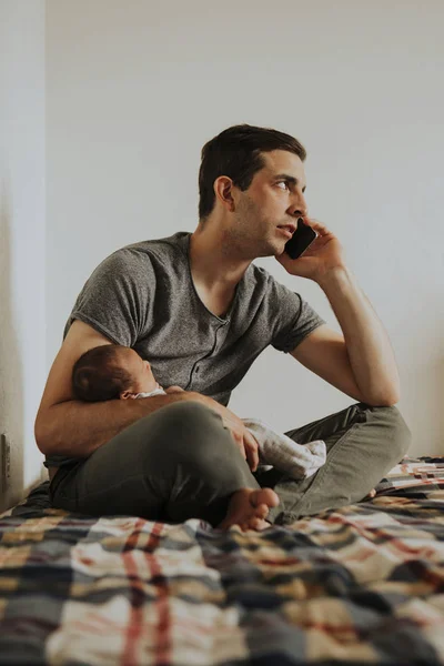 Padre Sosteniendo Bebé Mientras Usa Teléfono — Foto de Stock