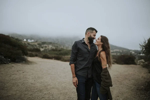 Casal Abraço Praia — Fotografia de Stock