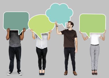 insanlar holding renkli konuşma balonları