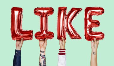 Kırmızı alfabe helyum balonları gibi metin şekillendirme