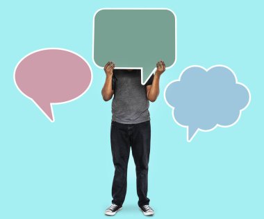 Adam holding boş konuşma balonları