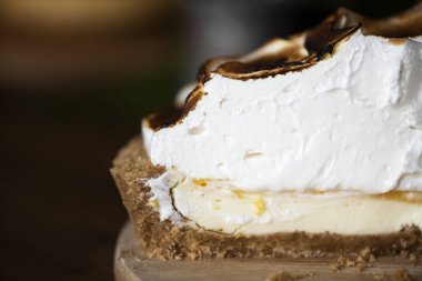 Kabarık ev yapımı limon beze pasta