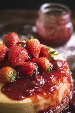 Çilek sosu ile tepesinde cheesecake