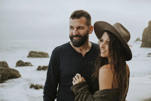 Casal Abraço Praia — Fotografia de Stock