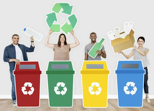 Grupo Pessoas Segurando Ícones Reciclagem — Fotografia de Stock