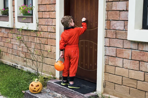 Kleiner Junge Verkleidet Für Halloween Klopft Die Tür — Stockfoto