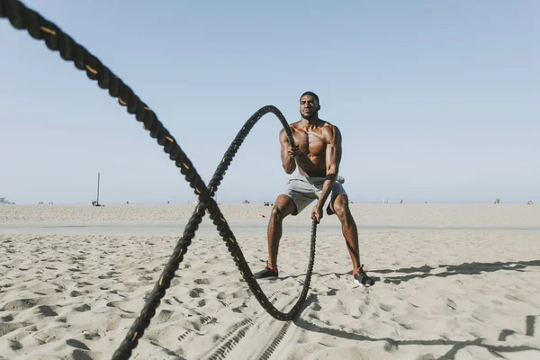 Hombre Forma Trabajando Con Cuerdas Batalla — Foto de Stock