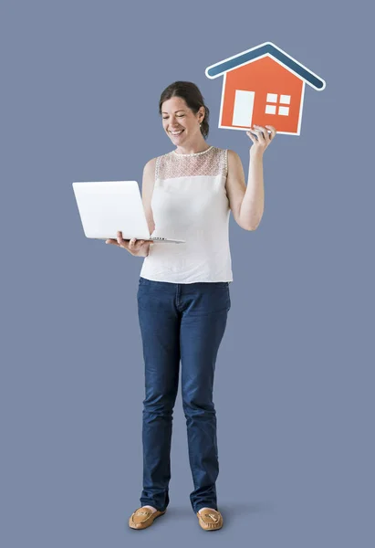 Mulher Segurando Ícone Casa Usando Laptop — Fotografia de Stock