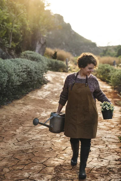 Woman Taking Care Flowers Her Countryside Home — Stock Photo, Image