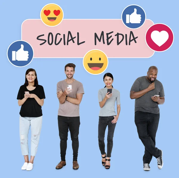 Mensen Met Social Media Iconen — Stockfoto