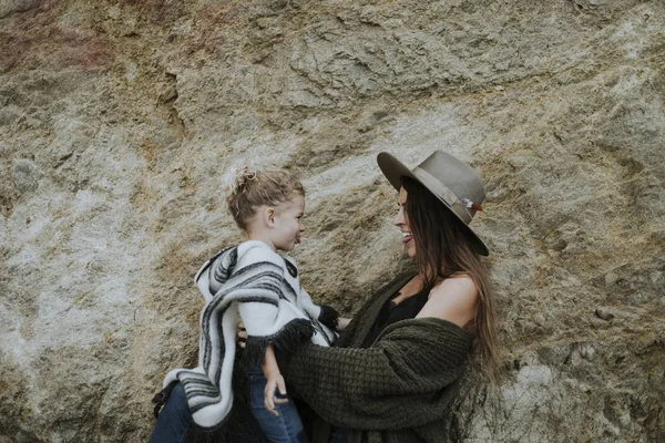 Morena Mãe Com Sua Filha Bonita Frente Grande Rocha — Fotografia de Stock