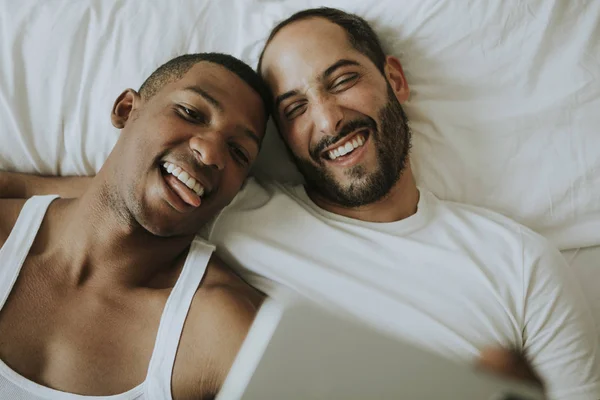 Ζευγάρι Που Αναλαμβάνει Μια Selfie Στο Κρεβάτι — Φωτογραφία Αρχείου