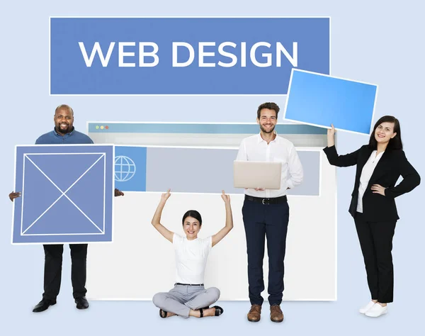 Pessoas Diversa Feliz Segurando Conselho Web Design — Fotografia de Stock