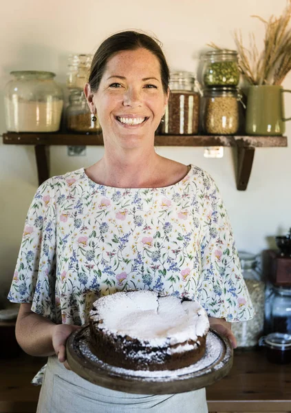 Happy Baker Čokoládového Dortu — Stock fotografie