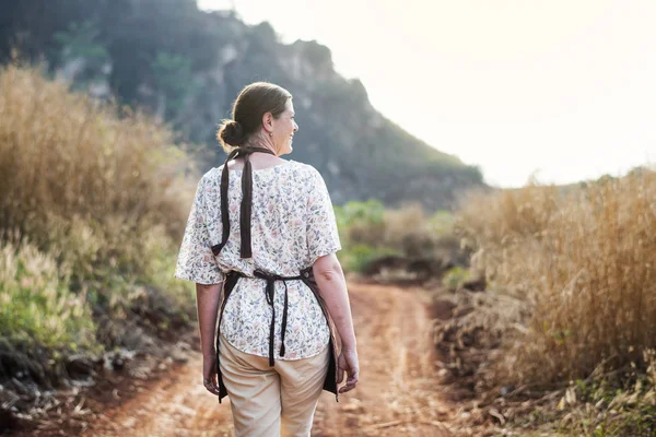 Wanita Bahagia Berjalan Peternakannya — Stok Foto