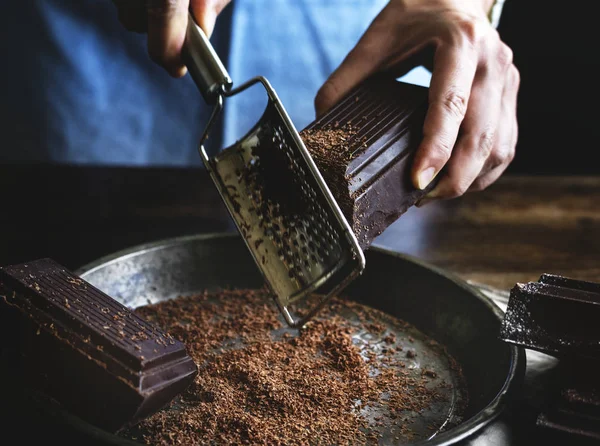 Γυναίκα Τρίψιμο Μια Σοκολάτα Μπαρ Τροφίμων Ιδέα Συνταγή Φωτογραφία — Φωτογραφία Αρχείου