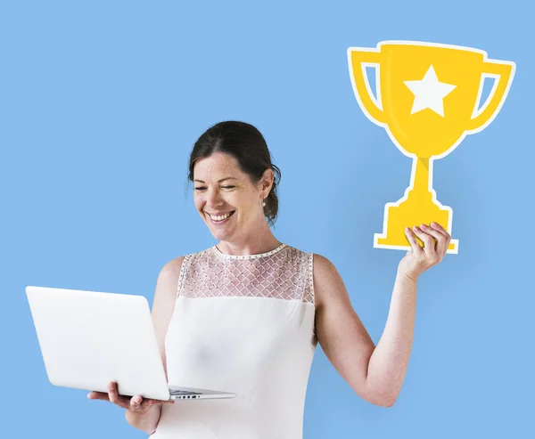 Vrouw Houden Een Trofee Pictogram Het Gebruik Van Een Laptop — Stockfoto