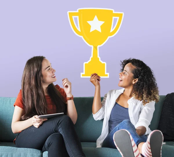 Mulheres Alegres Segurando Ícone Troféu — Fotografia de Stock