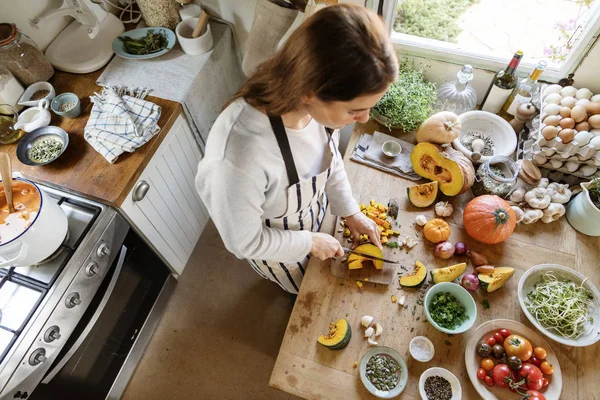 Kadın mutfakta kabaklar doğrama