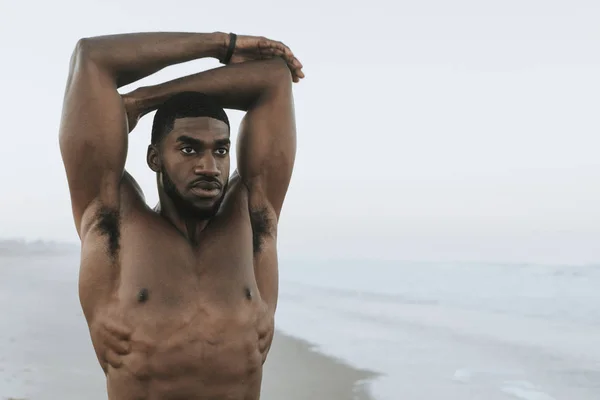 Fit Mens Het Strand Rekken — Stockfoto