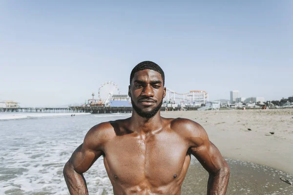 Fit Mens Die Zich Voordeed Het Strand — Stockfoto