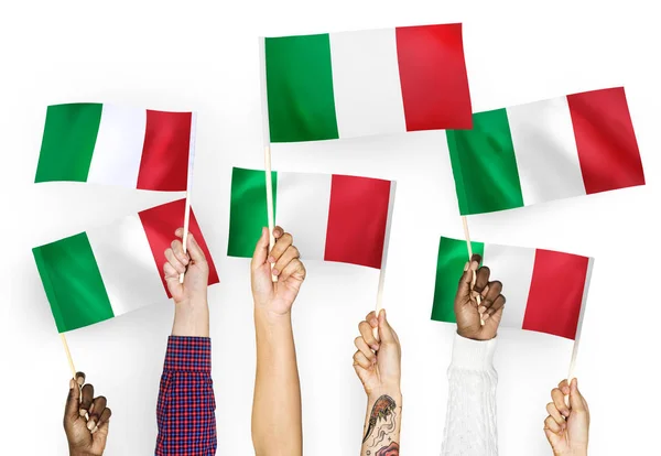 Manos Ondeando Banderas Italia — Foto de Stock