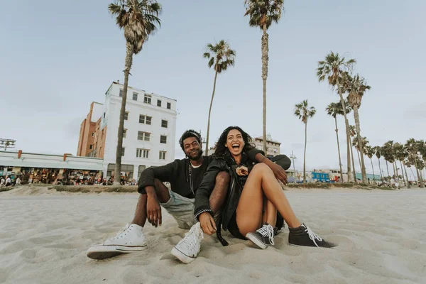 Pareja Relajándose Venice Beach Imágenes de stock libres de derechos