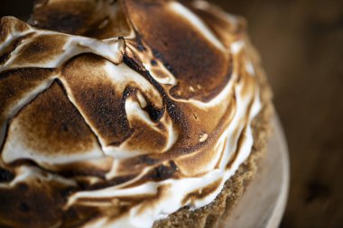 Kabarık ev yapımı limon beze pasta