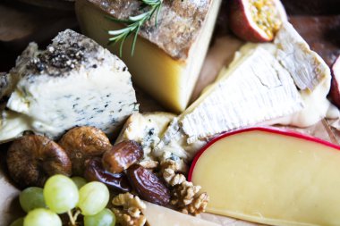 Birçok çeşit peynir satan Şarküteri Dükkanı