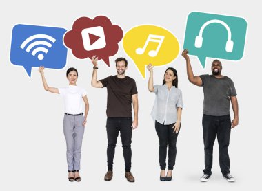 Multimedya eğlence sembolleri ile farklı kişi