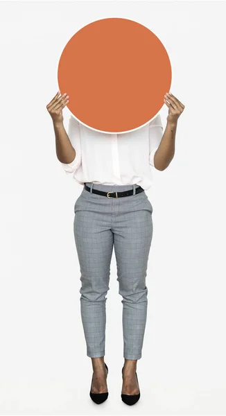 丸いオレンジ色のボードを持った女性 — ストック写真