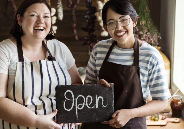 Веселі Власники Ресторанів Показують Відкритий Знак — стокове фото