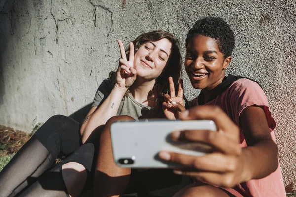 Diversi Amici Fanno Selfie — Foto Stock