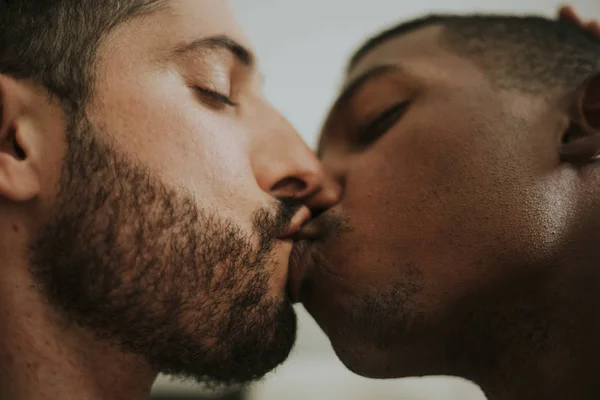 Apaixonado Gay Casal Beijos — Fotografia de Stock