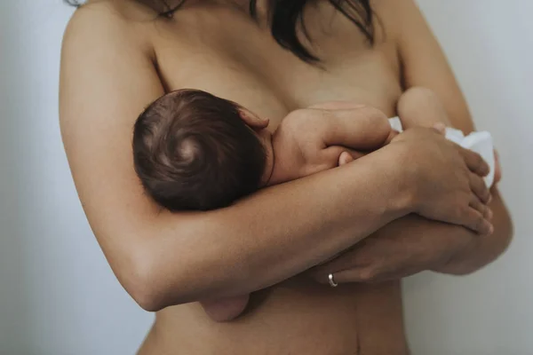 Naked Mother Holding Her Infant Baby — Stock Photo, Image