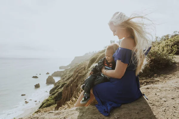 Jeune Garçon Porté Par Mère Sur Plage — Photo