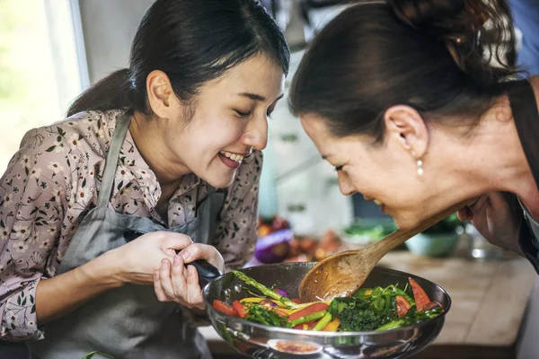 Dos Mujeres Cocinando Verduras Saludables Una Sartén — Foto de Stock
