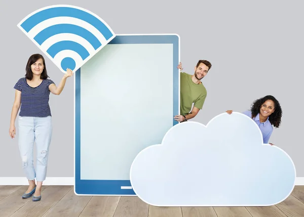 Lidé Drží Různé Ikony Bezdrátové Sítě Informační Komunikační Technologie Cloud — Stock fotografie