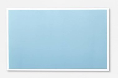 Beyaz arka plan, kopya alanı boş mavi panoda