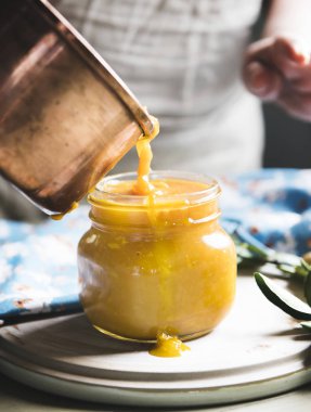 El sıkışması bir kavanozun içine dökme