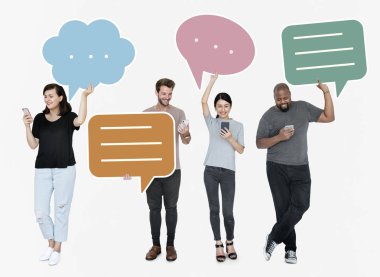 Çeşitli sosyal medya insanların konuşma balonu sembolleri tutan