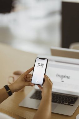 Tarih ve saat bir cep telefonu üzerinde kontrol bir adam