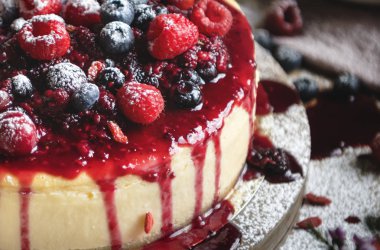 Bir cheesecake closeup ile karışık meyveli kaplı