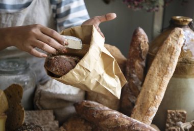 Bir müşteriye bir çiftlik dükkanından peynir satan kadın
