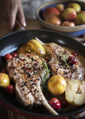 Elma ile pişmiş pirzola