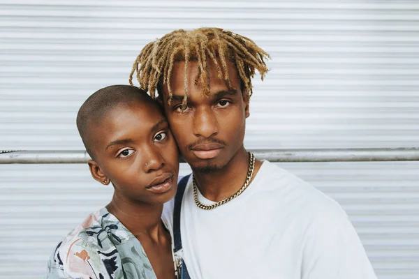 Pareja Afroamericana Posando Junto Muro —  Fotos de Stock