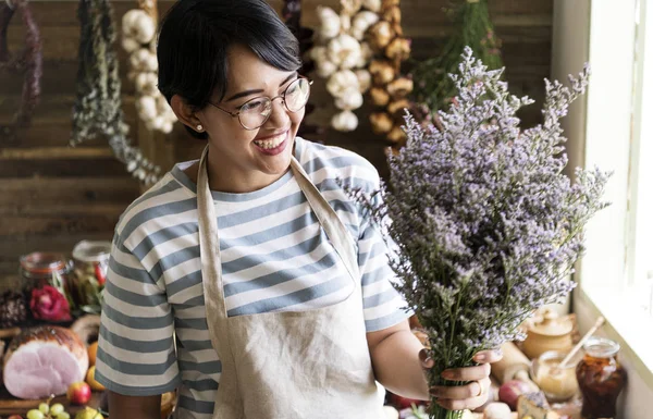 Florista Segurando Buquê Flores Cáspia — Fotografia de Stock