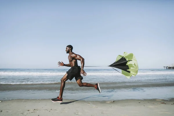 Apto Homem Com Paraquedas Correndo Praia — Fotografia de Stock